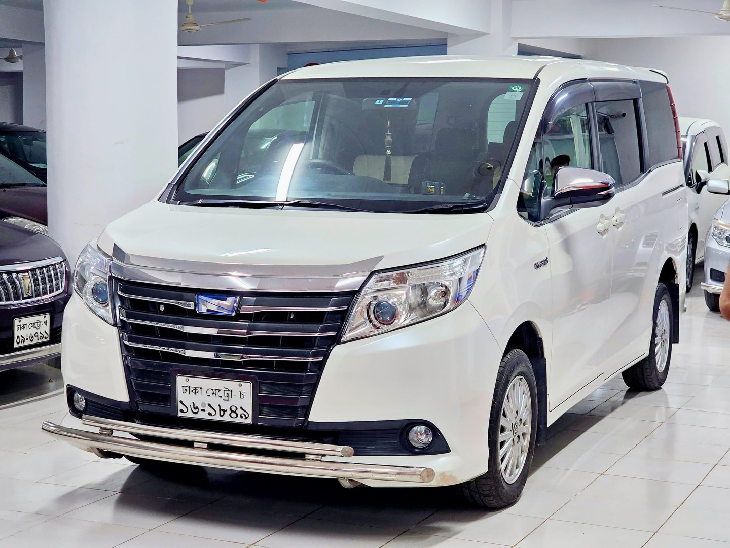 Toyota X Noah Hybrid 2015