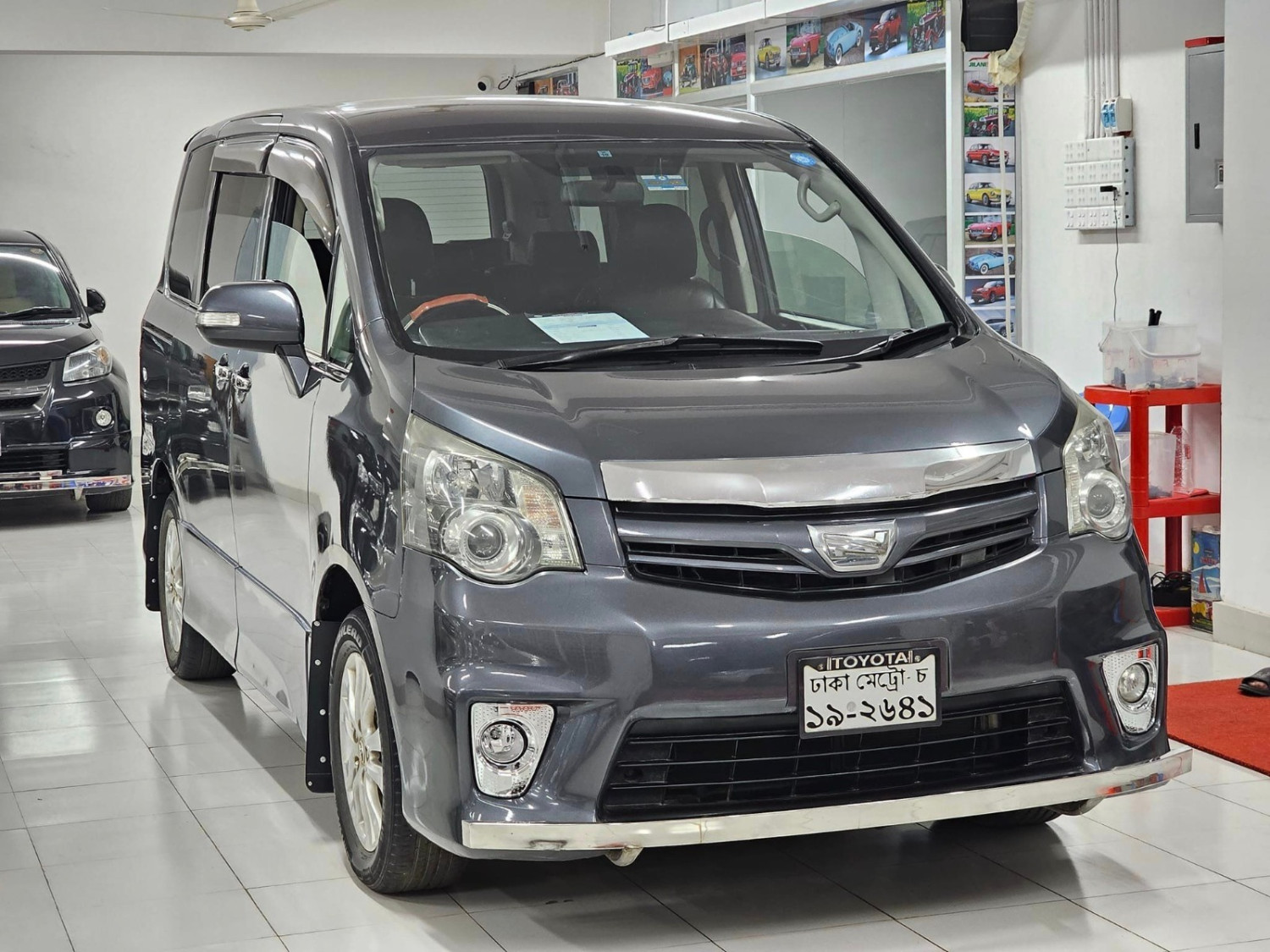 Toyota Si Noah 2011