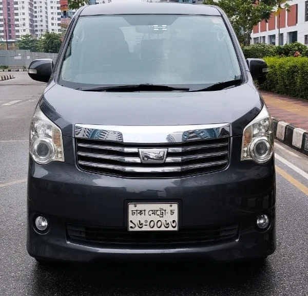 Toyota Noah X Smart 2011