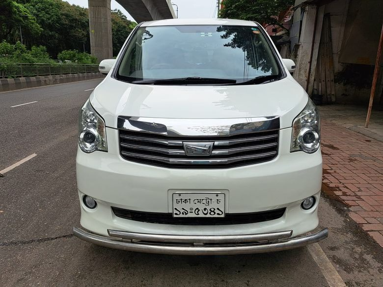 Toyota Noah X - Edition 2012