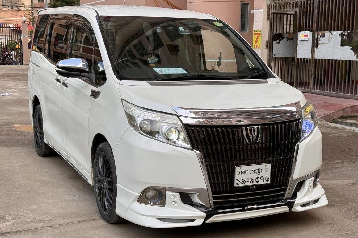 Toyota Noah Esqure 2015