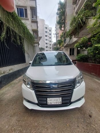 Toyota Noah Hybrid 2014