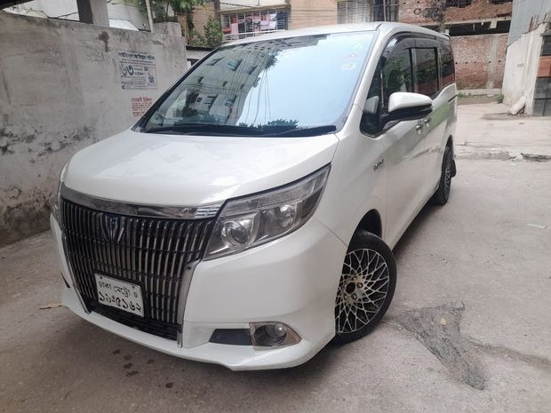 Toyota Noah 2014